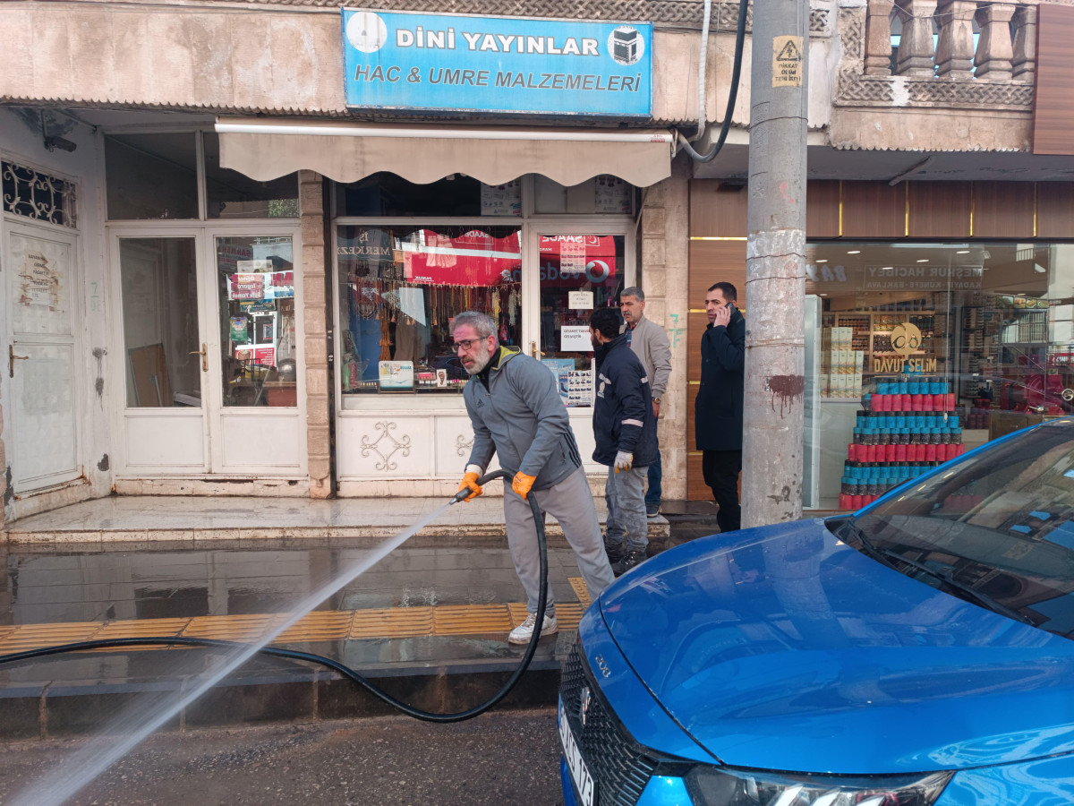 Artuklu Belediyesi, Yenişehir Bölgesinde Geniş Kapsamlı Temizlik Çalışmaları Gerçekleştiriyor