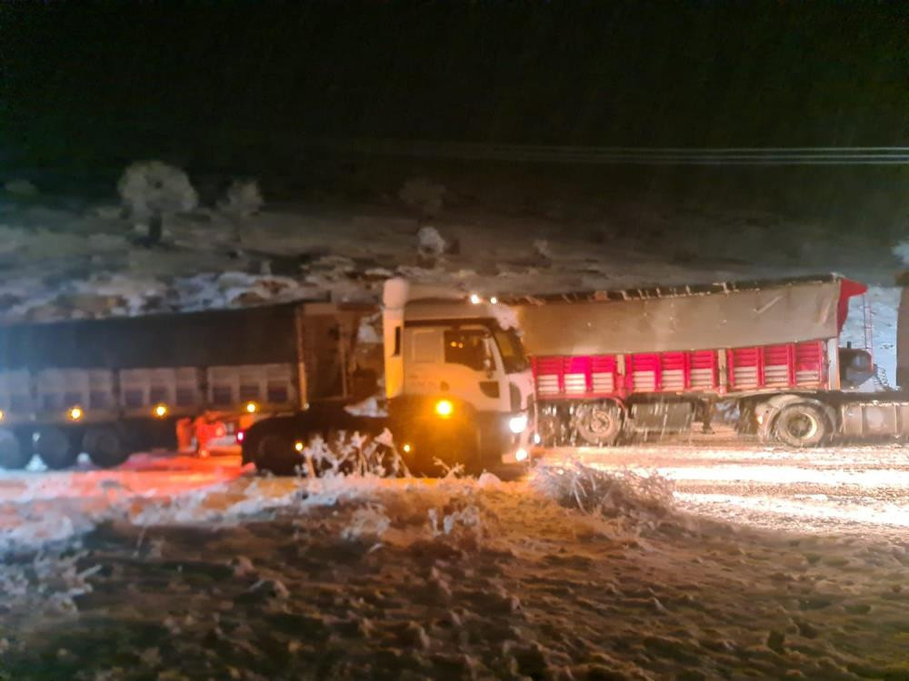 Kar yağışı nedeniyle Mazıdağı-Derik yolu ulaşıma kapandı