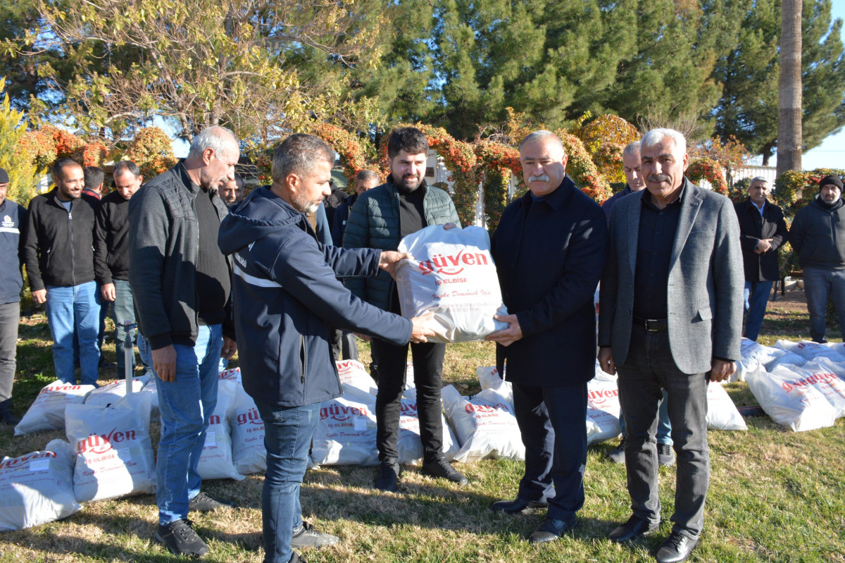 Kışlık iş elbisesi dağıtıldı