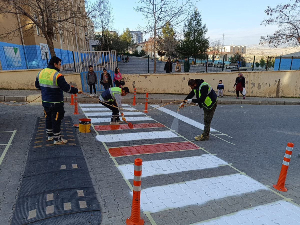 Mardin Büyükşehir Belediyesi, okul bölgelerinde trafik ve yaya güvenliğini artırıyor