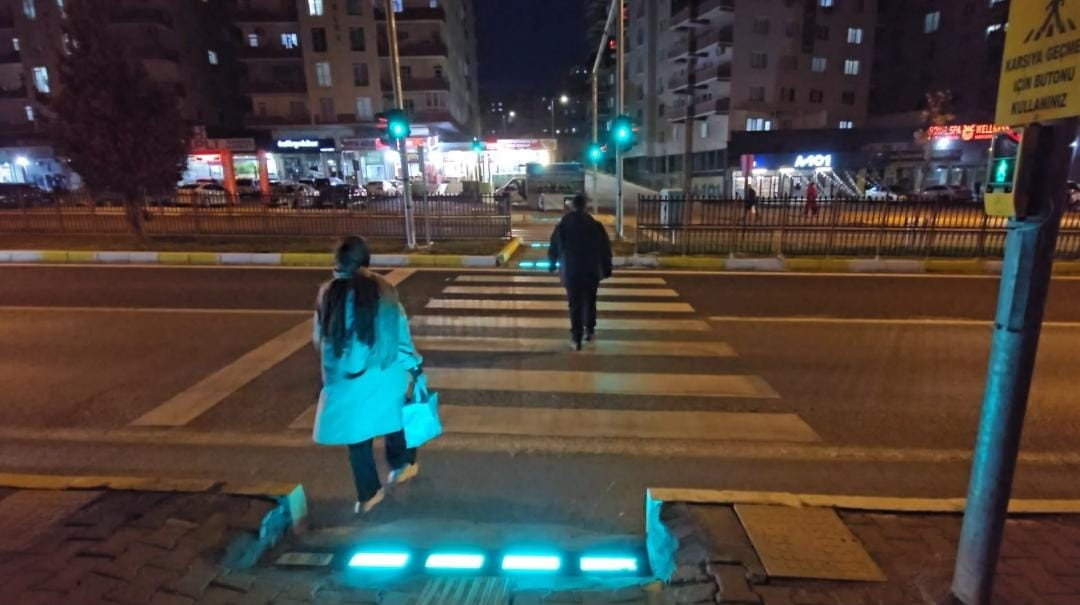 Mardin Trafiğinde Led Işıklı Yaya Geçitleri ve Dekoratif Sinyalizasyon Dönemi Başladı