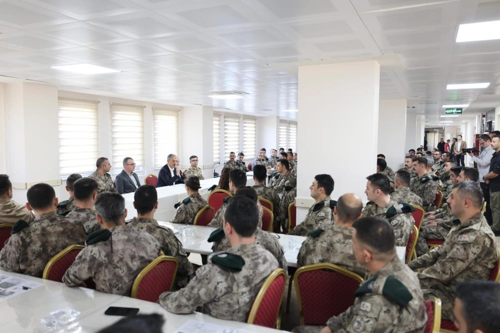 Mardin Valisi Akkoyun, kolluk kuvvetleriyle bir araya geldi