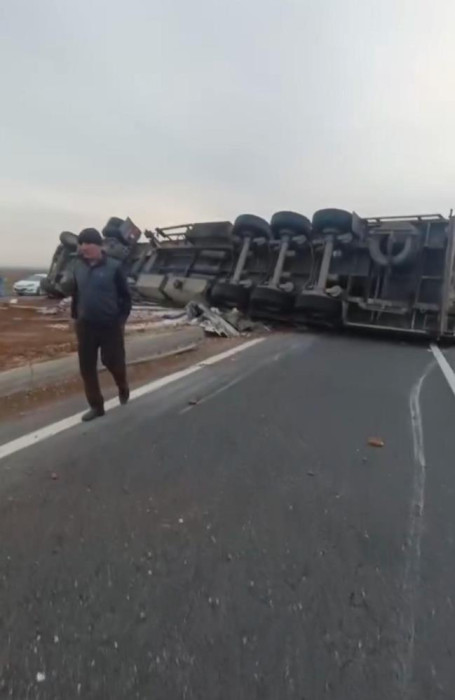 Mardin'de devrilen tırın sürücüsü yaralandı