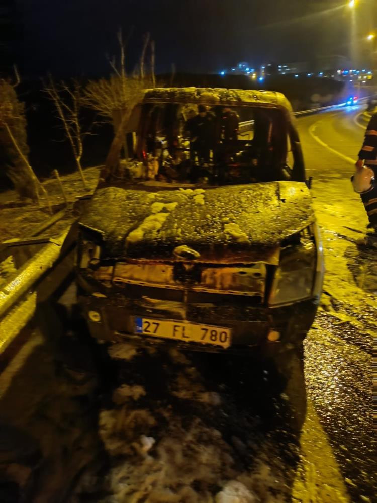 Mardin'de seyir halindeki ticari araç alevlere teslim oldu