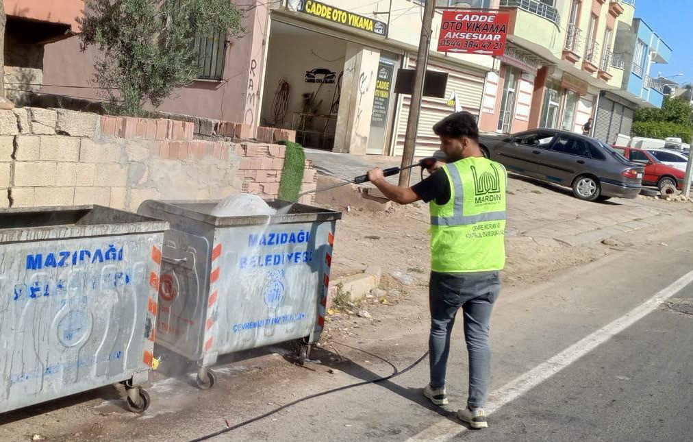 Mazıdağı İlçesinde Çöp Konteynerleri Yıkanarak Temizlendi