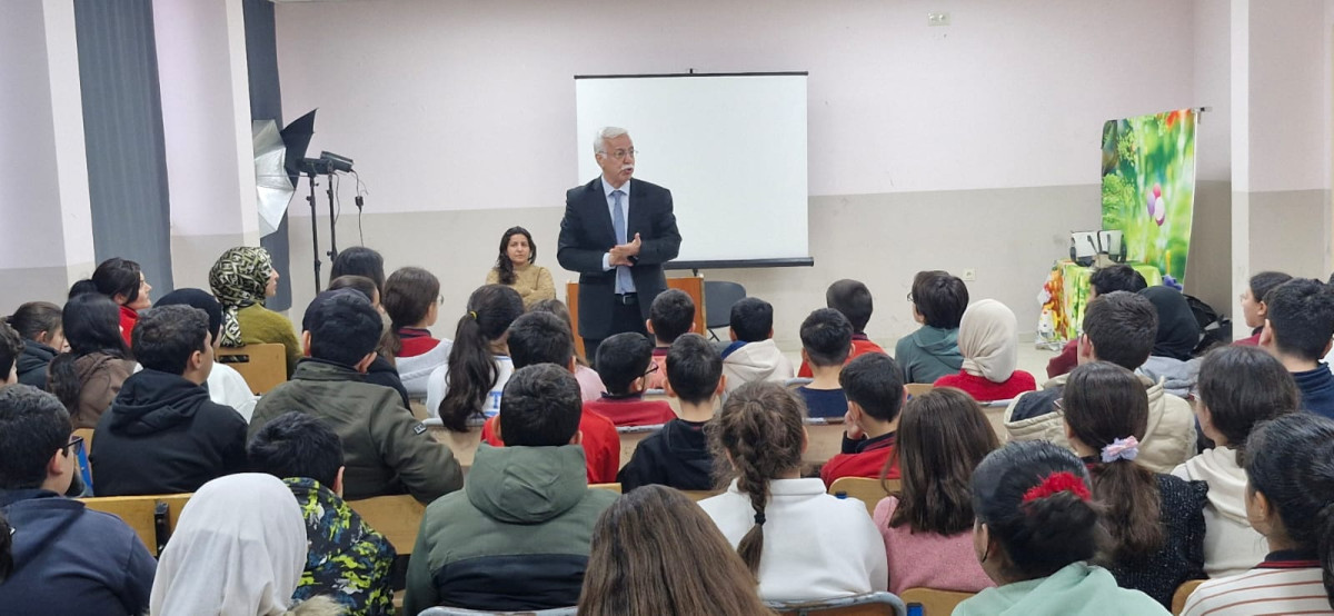 ŞEHİT İLHAN VARANK ORTAOKULU’NDA “MATEMATİK VE YAŞAM” KONULU SÖYLEŞİ YAPILDI